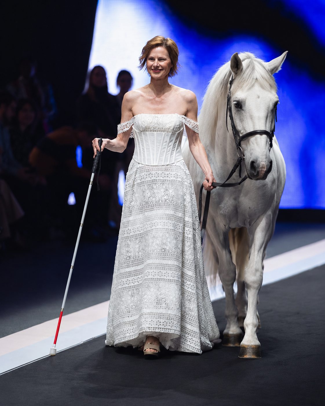 Lucia sfila con cavallo bianco – Beyond Vision, Milano